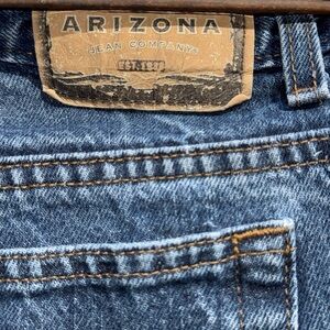 Arizona Men’s Jeans label is 38 x 32”actual is 38”x31”